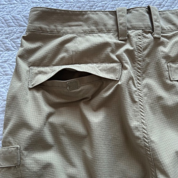 Under Armour Offshore Fishing Guide Khaki Pants/Zip-off Shorts Loose Mens 32 - Picture 8 of 14